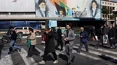 هاووڵاتییان لە شەقامێکی تاران پیاسە دەکەن