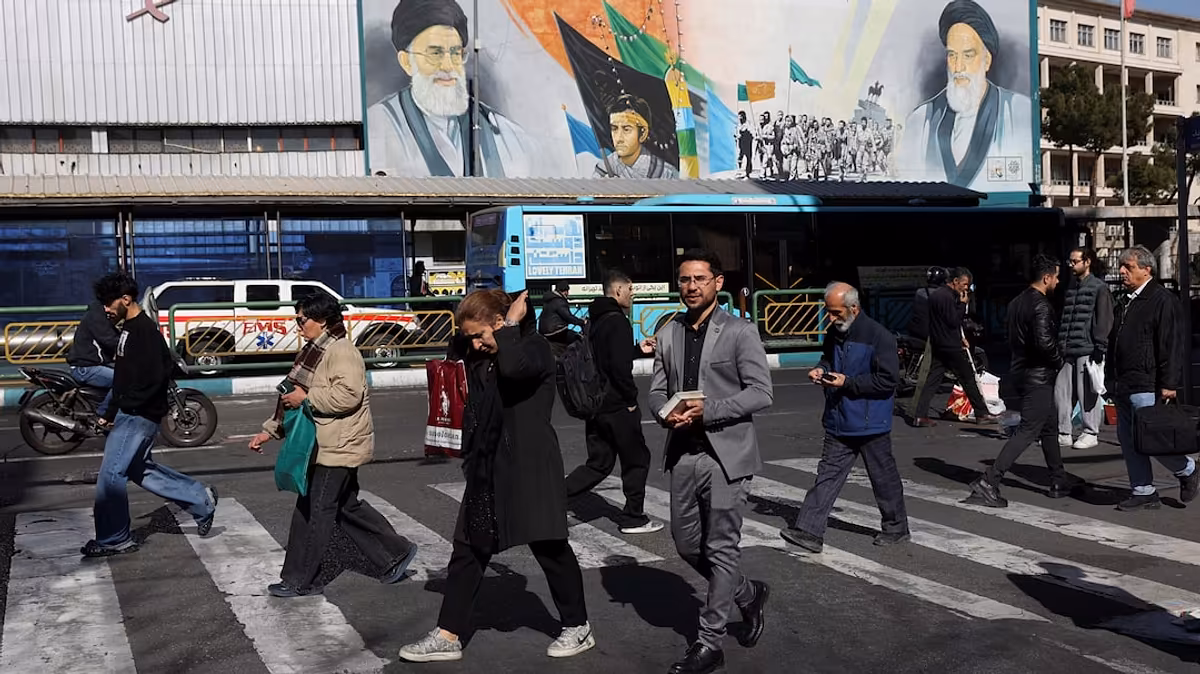 هاووڵاتییان لە شەقامێکی تاران پیاسە دەکەن